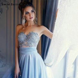 Robes de fête beaux robe de bal bleu ciel chérie sans manches sans manches appliques en dentelle de balay