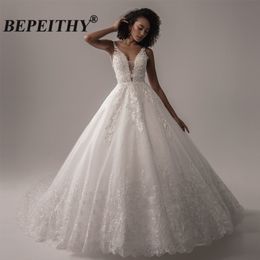 Vestidos de fiesta BEPEITHY Vestido de novia de encaje con cuello en V profundo para mujer Princesa Corte nupcial Tren Sin mangas Vestido de novia de marfil indio 230217