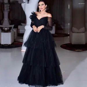 Vestidos de fiesta Negro Árabe Fuera del hombro Noche 2023 Una línea Elegante Mangas largas Tul Vestidos de fiesta con gradas Longitud del piso Dubai
