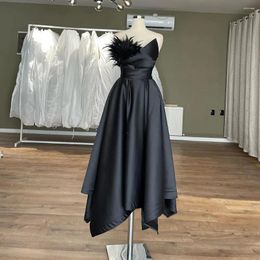 Robes de fête Black Prom 2024 Femmes Feather V-Neck Zipper Robes de soirée Satin Sans manches A-LONGE -LONGTH SEXY FORMAL Robe