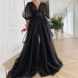 Party Jurken Black Starry Tulle Prom Sparkly V-hals Halve Pofmouwen Ruches Trouwjurk Lange Slit A-lijn Toga