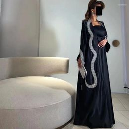 Robes de fête noires sans bretelles de Dubaï Saudi Arabie Prom pour femmes enveloppes de perles longues