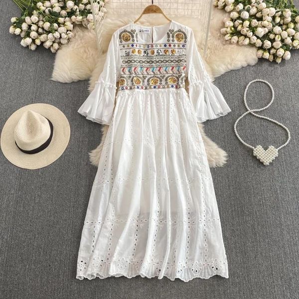 Vestidos de fiesta Boho vacaciones largo para las mujeres bordado manga acampanada o-cuello crochet ahueca hacia fuera el vestido francés chic femenino vestidos dropship