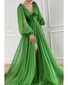 Feestjurken Bold Green 2024 Prom A Line Ruffle V Neck Puff Lange mouwen Spit Front Night Night Jurken Arabisch Dubai Robe de So So