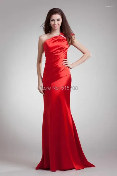 Robes de fête charmantes Soirée rouge One épaule ouverte sans manches avec des paillettes Long Prom Custom Made en Chine