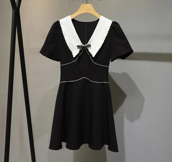 Robe de fête mignonne mode simple et généreuse tempérament dame 2024 été rétro de taille rétro contraste couleurs revers noir robe noire femelle