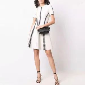 Feestjurken Designer zomerjurk optische illusie wit zwart korte mouw mode jacquard donzige rok casual mini a line