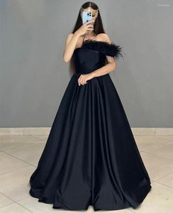 Robes de fête Dimyaoyue Elegant Long Black One épaule Soirée A-Line Satin Vestido Longo Festa Formel Robe avec plumes pour femmes