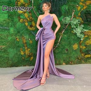 Feestjurken Doymeny Satin Lange avond Mouwloze bevestigbare overskirt plooien High Side Slit Sexy Formal Prom -jurken