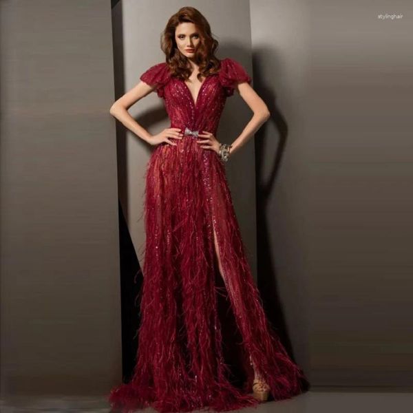 Robes de soirée Dubai autruche formelle pour mariage Cap manches robe bordeaux Tulle fendu robes de bal plumes perlées magnifiques