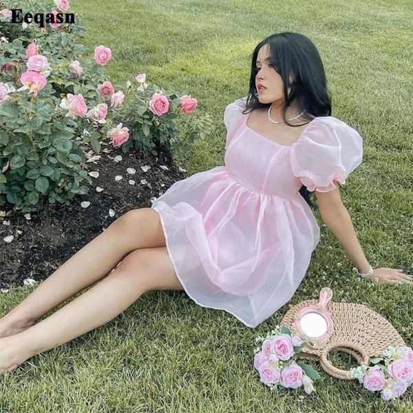 Robes de fête Eeqasn Pink Organza Mini Prom une ligne Puffy Short Manches au-dessus des robes de club de nuit du genou Robe de cocktail formel