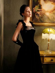 Robes de fête élégante Black Hepburn Style Scliny Sling Square Collar une ligne sans manches en velours Longueur du sol Formeaux 2024