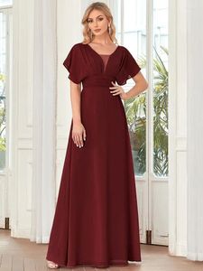 Feestjurken Elegante avonden Dubbele V-hals Een zwierige rok en ruchemouwen 2024 Ever Pretty Of Chiffon Bordeaux Bruidsmeisjesjurk