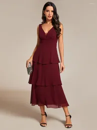 Robes de fête élégantes Spaghetti Spaghetti Strap Rouffle Hem Midi Longueur 2024 Jolie de la robe invitée de mariage bordeaux