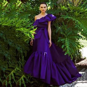 Robes de fête élégantes en soirée violette satin one épaule célébrité robe formelle plis arabe dubaï robe de bal