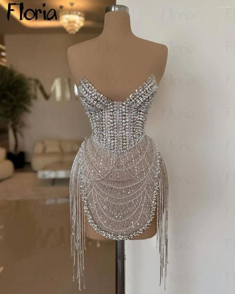 Robes de soirée Mode Sexy Robe de bal courte avec chaîne en argent élégante pour Clubbing 2024 Cocktail tenue personnalisée pleine perle