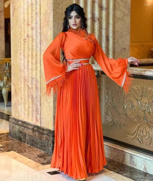 Robes de soirée Fashionvane Arabie Saoudite Femmes Porter des plumes manches longues soirée ceinture une ligne plis robes de bal formelles