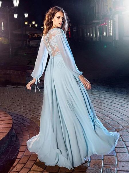 Vestidos de fiesta que fluyen gasa azul cielo una línea de manga larga Prom 2023 con cuello en V cubierto con botones en la espalda vestidos de noche de encaje formales