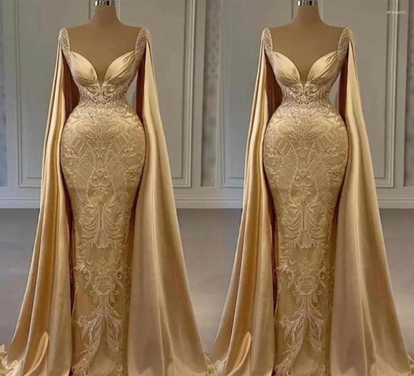 Robes de soirée Gold Champagne Mermaid Prom avec longue cape Wrap dentelle perlée appliquée reine arabe robe de réception de soirée 3934336