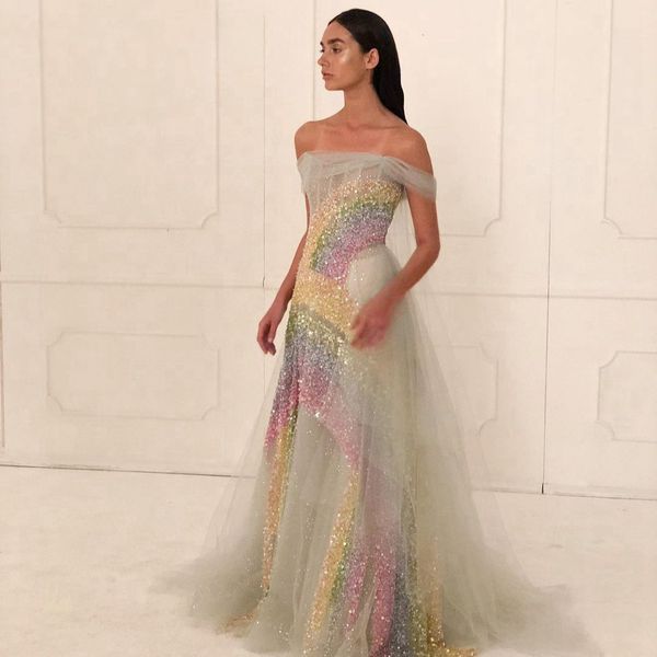 Robes de soirée Magnifique robe de bal étincelante hors de l'épaule paillettes arc-en-ciel superposées en tulle gonflé longueur au sol taille de robe de concours disponibles 230208