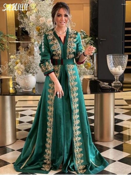 Robes de fête robe de soirée verte Dubaï marocain musulman kaftan caftan élégant appliques à col