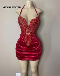 Vestidos de fiesta Halter Red Velvet Prom 2024 para chicas negras Vestido de bienvenida Elegante Mini Cóctel Vestido Mermaid con cuentas de cuentas de Soree