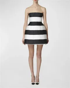 Feestjurken Homecoming Mini-jurk Bandeau Zwart Wit Contrasterende taille Gezwollen rok Satijn Zomer Aangepaste klasse Reüniecocktail