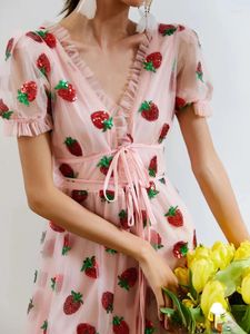 Feestjurken in geborduurde pailletten Strawberry Cocktail Plunge V Neck Boer hoger geplooid Mesh Midi Dress Puff Sleeve roeping