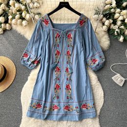 Robes de fête Folk indie pour les femmes Embroide Collar carré Robe d'été Puff Sleeve A-Line Lace-Up Vestido Femme Printed Drop