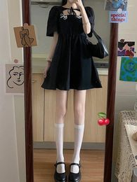 Vestidos de fiesta KIMOKOKM Estilo preppy Verano Diario Una línea Vestido de estudiante Dulce Cuello cuadrado Arco vendado Elegante Manga abullonada Negro Mini