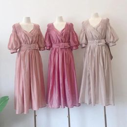 Feestjurken kuzuwata v nek elastische schouder lantaarn mouw femme robe zomer vestidos kruis slanke taille geplooide vaste stof met riem