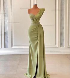 Feestjurken Lemon Green Satin Mermaid Avond Eén schouderkralen Ruches Split formele gelegenheid Promjurken voor vrouwen 230214