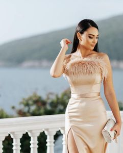 Feestjurken Licht Champagne Strapless Galajurk Mouwloos Zijsplit Vloerlengte Elegante Avondjurken Met Veren 2023 Vestidos De