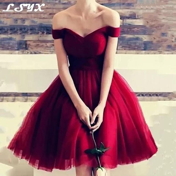 Robes de soirée LSYX élégante rouge Mini hors de l'épaule robe de bal 2023 sans manches A-ligne à lacets Tulle courte robe de bal au-dessus du genou