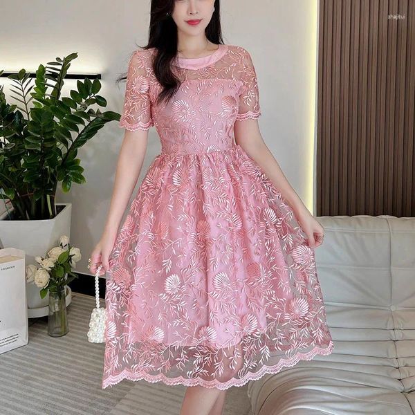 Robes de fête Luxury Fashion Lace Mesh broderie pour les femmes Summer Summer Sleeve Elegant O Collar A-Line Pink Midi Dress Robes