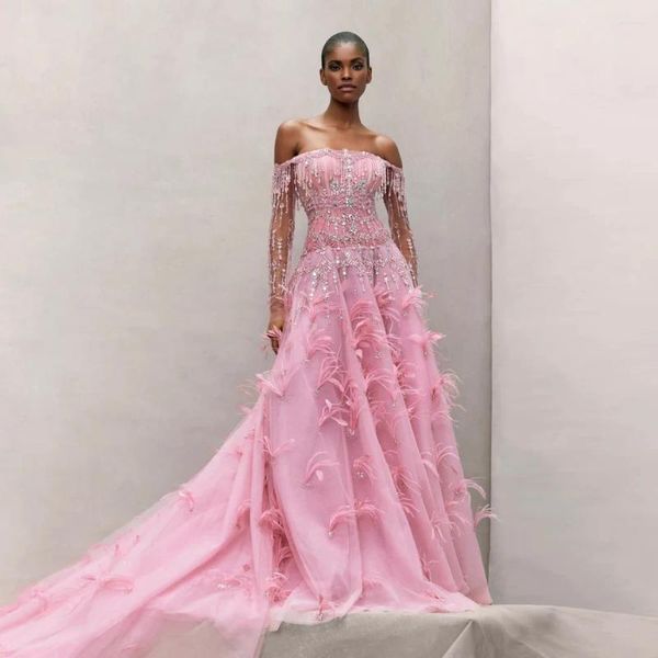 Vestidos de fiesta de lujo con diamantes de imitación rosas, corte en A, largo, para graduación, con cuentas brillantes, con plumas y cuello de barco, vestido Formal transparente con mangas completas