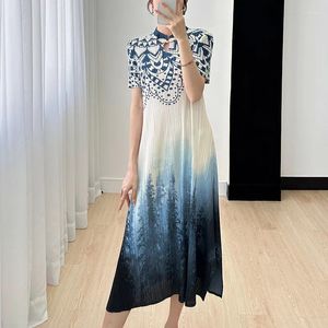 Robes de soirée Miyake plissée élégante imprimée à manches courtes Midi pour les femmes 2024 été Style chinois rétro grenouille bouton robe mince
