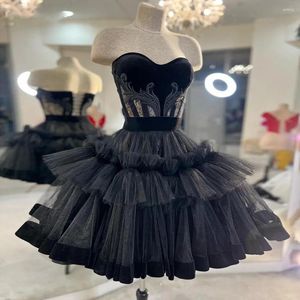 Vestidos de fiesta Moderno Negro Corto Homecoming Lace Top Mini Vestidos de fiesta Tul Pliegues Falda Volantes Trajes de graduación góticos Maxi