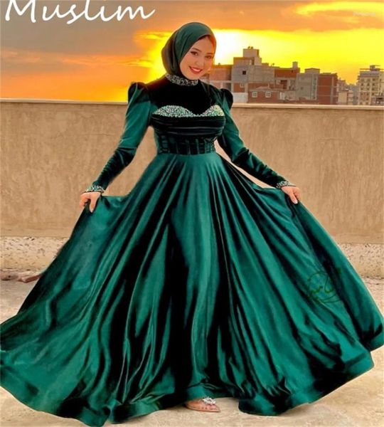 Robes de fête modestes robe de soirée musulmane verte bleu royal 2024 Velvet haut de cou perlé à manches longues formelles une ligne arabe Dubaï Prom