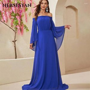 Feestjurken Nersesyan Royal Blue Chiffon Formal Off the Shoulder Long Sleeves avondjurken sexy een lijn gedrapeerde prom -jurk 2024