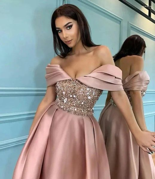 Vestidos de fiesta Lentejuelas rosadas con hombros descubiertos Longitud de noche sexy Vestidos de fiesta de satén Arabia Saudita Fiesta formal de cumpleaños