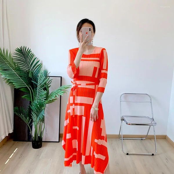 Robes de fête robe plissée style étranger féminin long 2024 Tempérament estival Printing lâche A-ligne