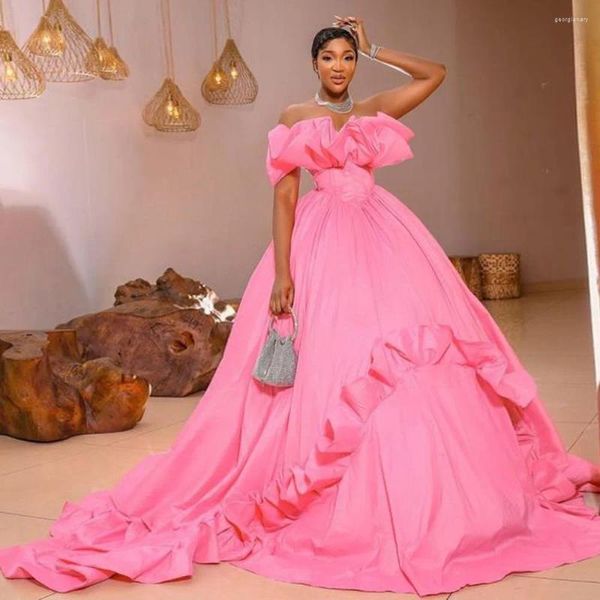 Robes de soirée princesse rose gonflée satin longue bal volants sans bretelles africaine Aso Ebi robes de bal jolie robe formelle