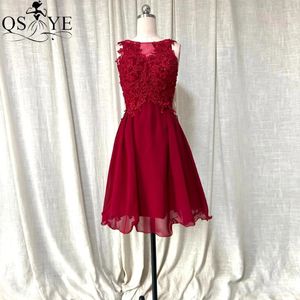 Robes de soirée QSYYE Rouge Court Une Ligne De Bal En Mousseline De Soie Halter Cou Sans Manches En Dentelle Appliques Perle Robe De Soirée Longueur Au Genou Fille