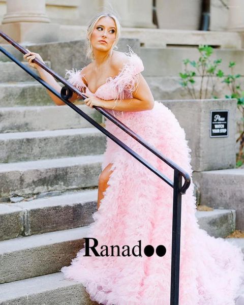 Robes de fête Ranadoo chérie plumes soirée de luxe longue célébrité de luxe au large de l'épaule à plusieurs niveaux zipper de la Saint-Valentin