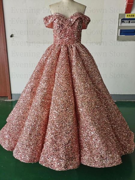Vestidos de fiesta Real PosSparkly Pink Quinceanera 2023 Elegante fuera del hombro Lentejuelas Volantes Puffy Ball Gown Vestido de fiesta Estilo árabe de lujo