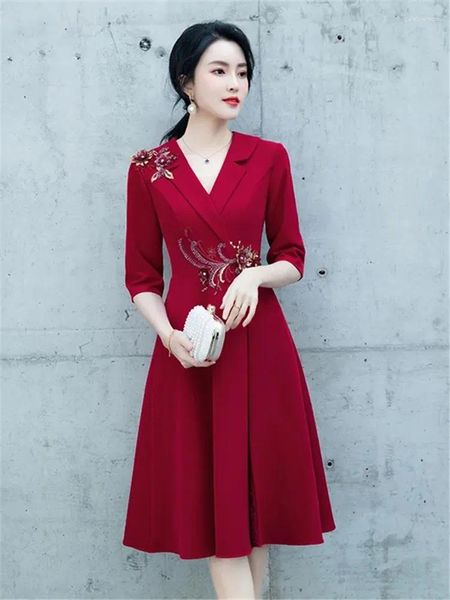 Robes de fête robe rouge Vêtements pour femmes couleurs de couleur unpeau brodé applique à cinq quarts de la jupe en ligne A de la longueur de longueur élégante M030