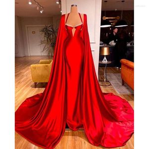 Robes de soirée rouge magnifique deux pièces soirée élégante licou cristaux satin wrap femmes longue bal robes de reconstitution historique, plus la taille sur mesure