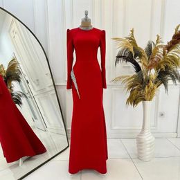 Robes de fête Robe de bal rouge du Moyen-Orient arabe pour 2024 Crystal manches longues de soirée élégante