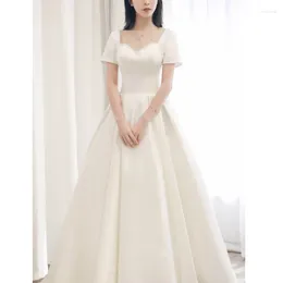 Robes de fête robe de mariée légère en satin avec un tempérament et tempérament Hepburn 2023 Bridal Slim Outting